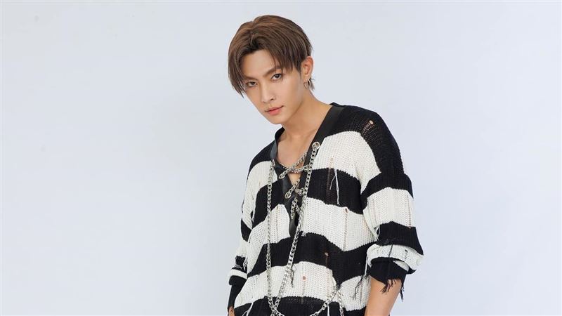 車掛布條「炎亞綸欠錢還錢」 經紀公司回應了