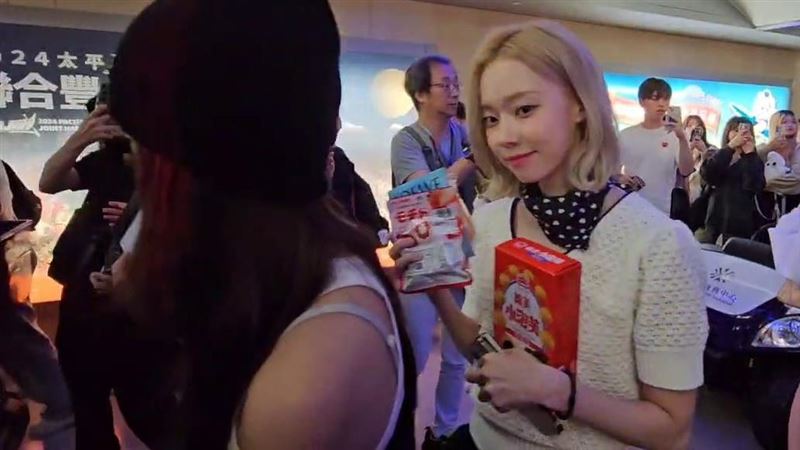 aespa抵桃園機場 粉絲送義美小泡芙