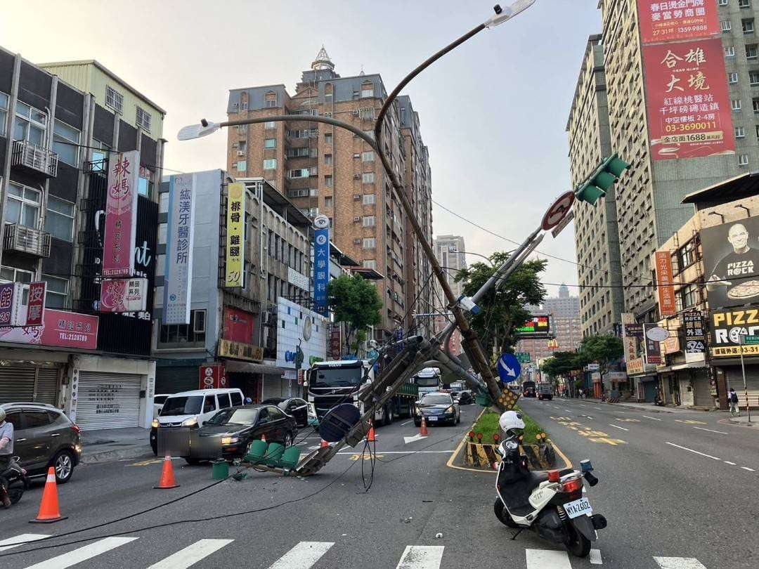 大貨車勾倒路燈、紅綠燈 蘆竹警籲民眾提前改道 494765