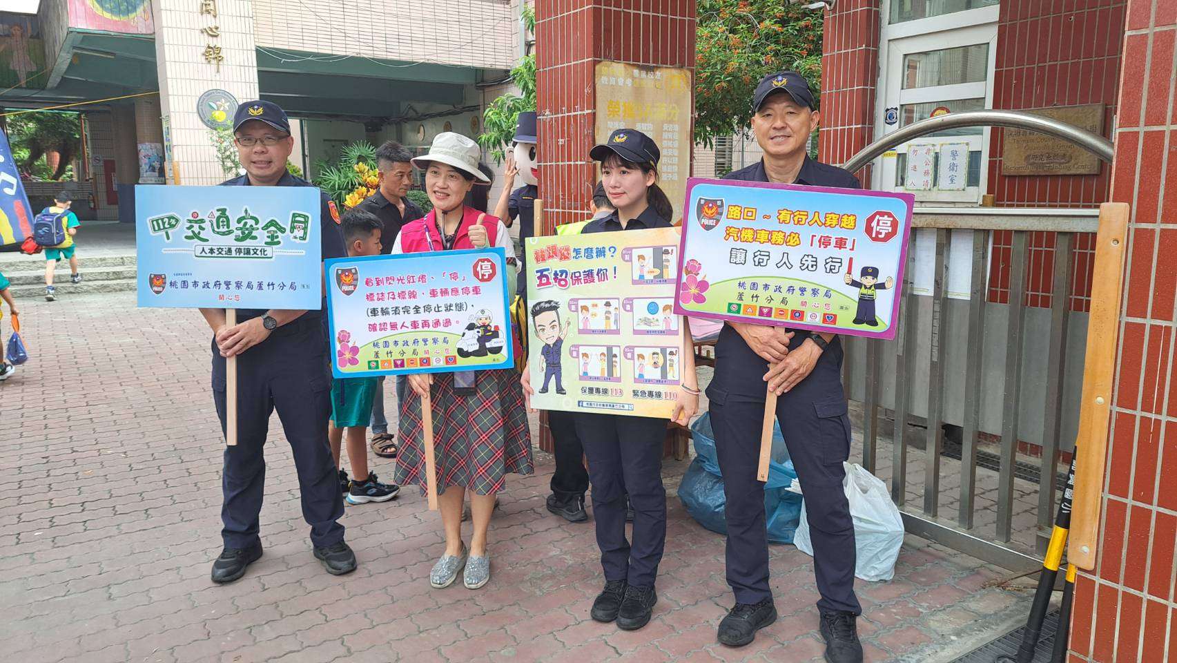 迎接開學日 蘆竹警出動大頭娃娃和學童說早安 496683 0