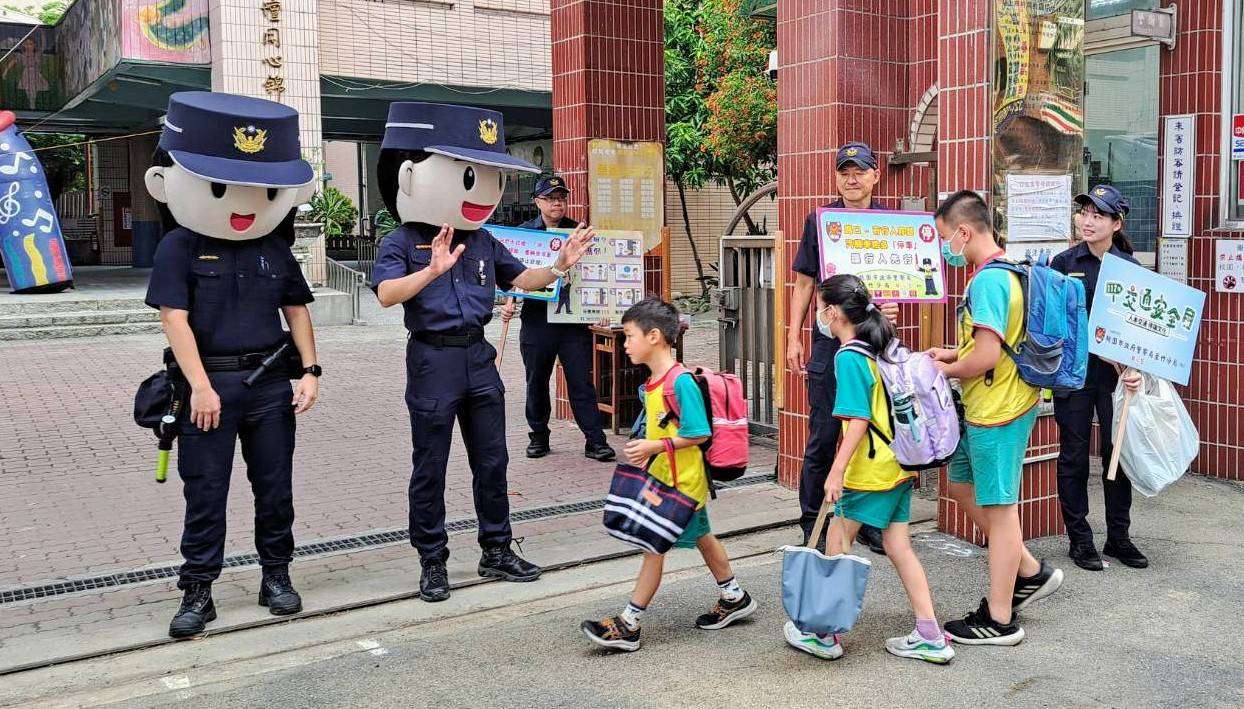 迎接開學日 蘆竹警出動大頭娃娃和學童說早安 496747