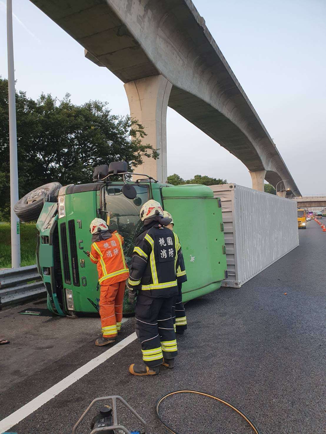 國1機場系統路段半聯結車翻覆 駕駛傷重不治 567489 0
