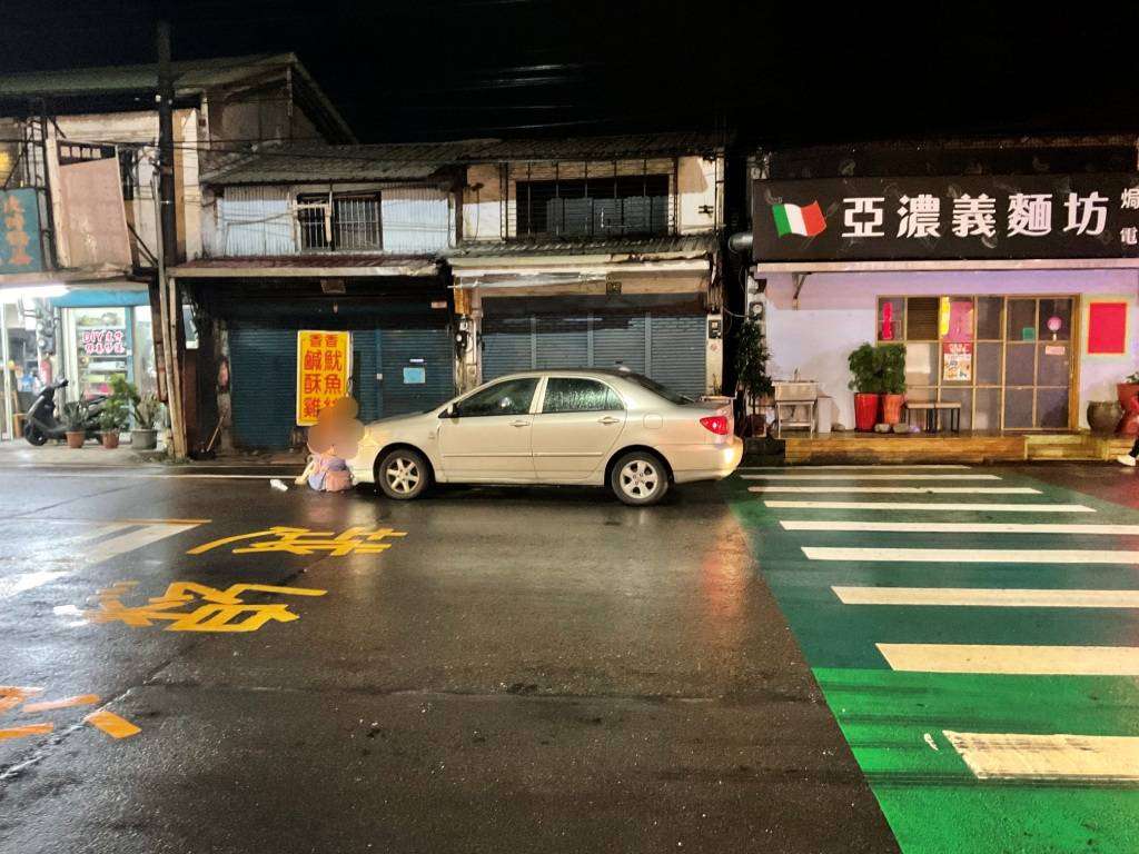 路口未減速!女行人遭撞捲車底驚悚畫面曝 569886