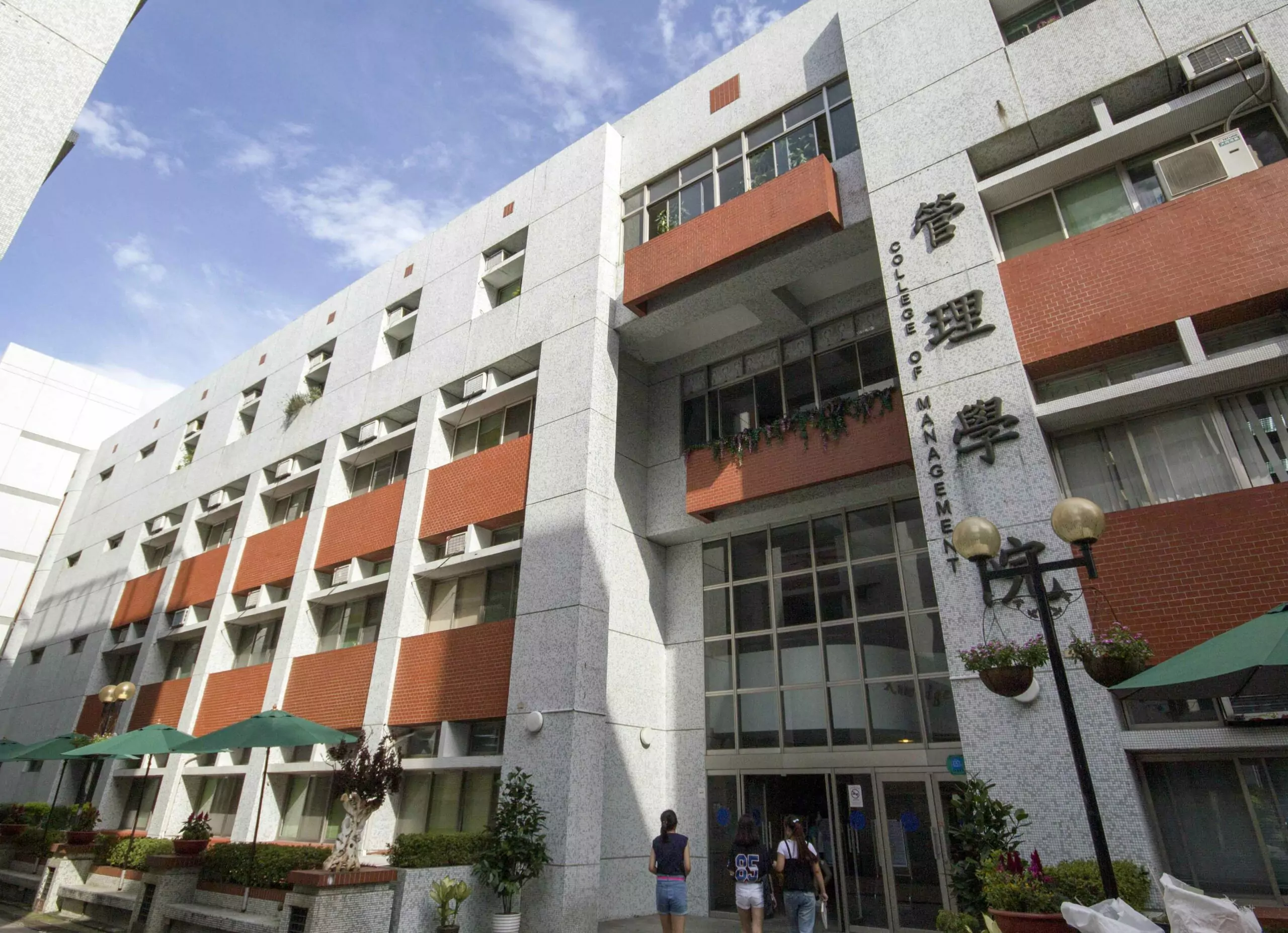 龍華科大管理學院辦學品質卓越 通過ACCBE週期性再認證 5fqrtgt 1 scaled