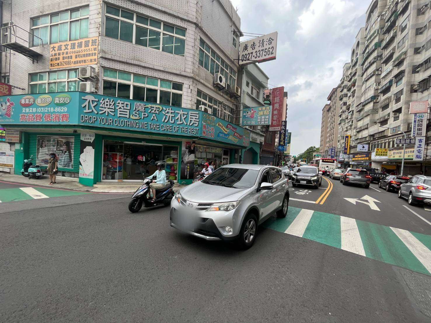 【有片】60歲女駕駛闖紅燈撞傷機車乘客 下車後竟先做這件事? 650898 0