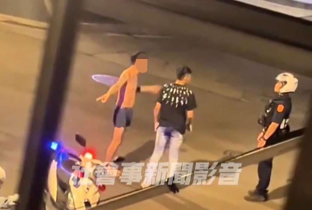 【有片】男無照騎車被攔 後座友人「僅穿內褲」對警咆哮 656jrdye