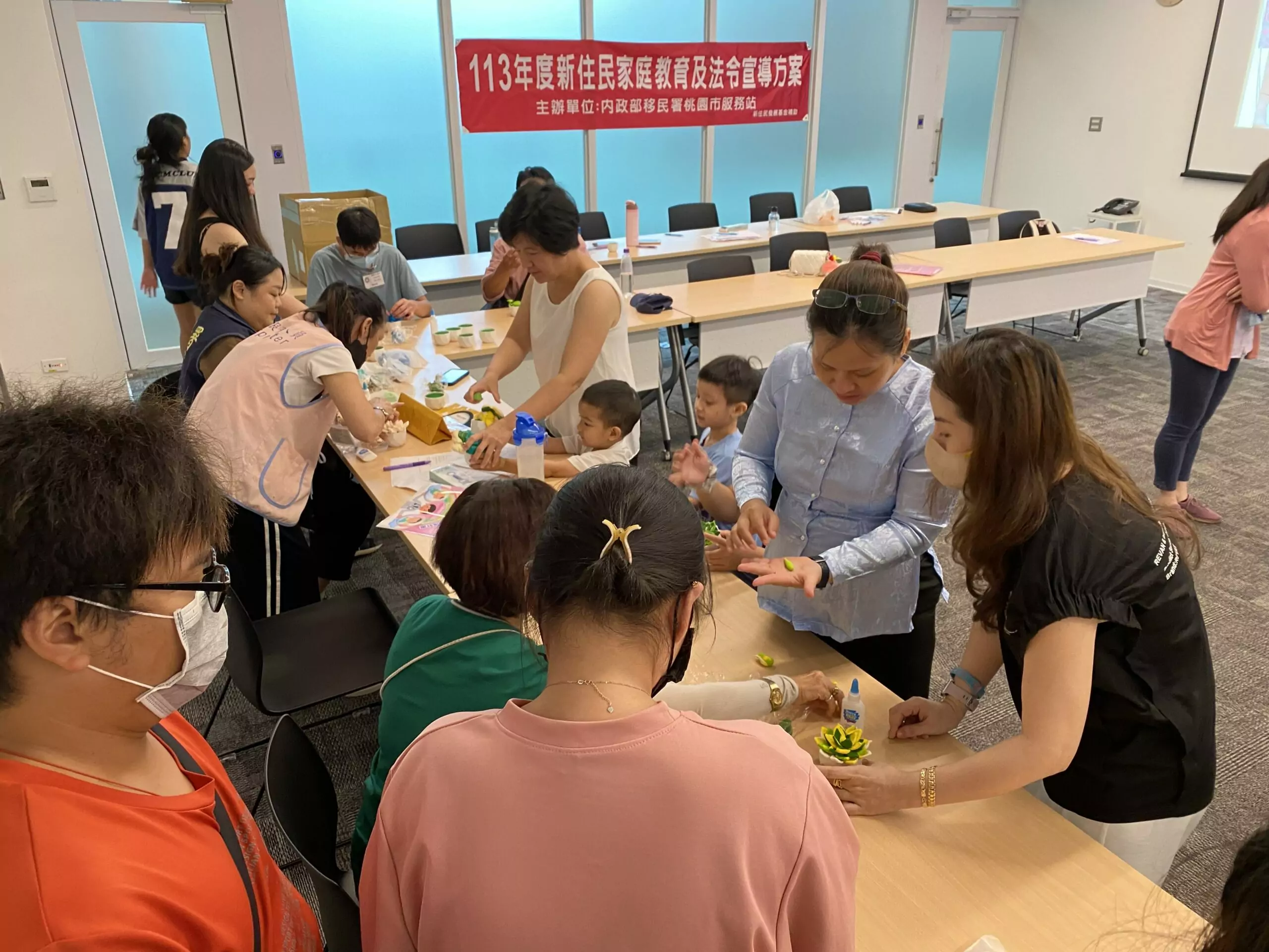 移民署桃園站法令宣導活動 新住民手作多肉植物分享來台經驗 709EE372 005B 4CBA 8C9C 6A16EBB9A9F2 scaled