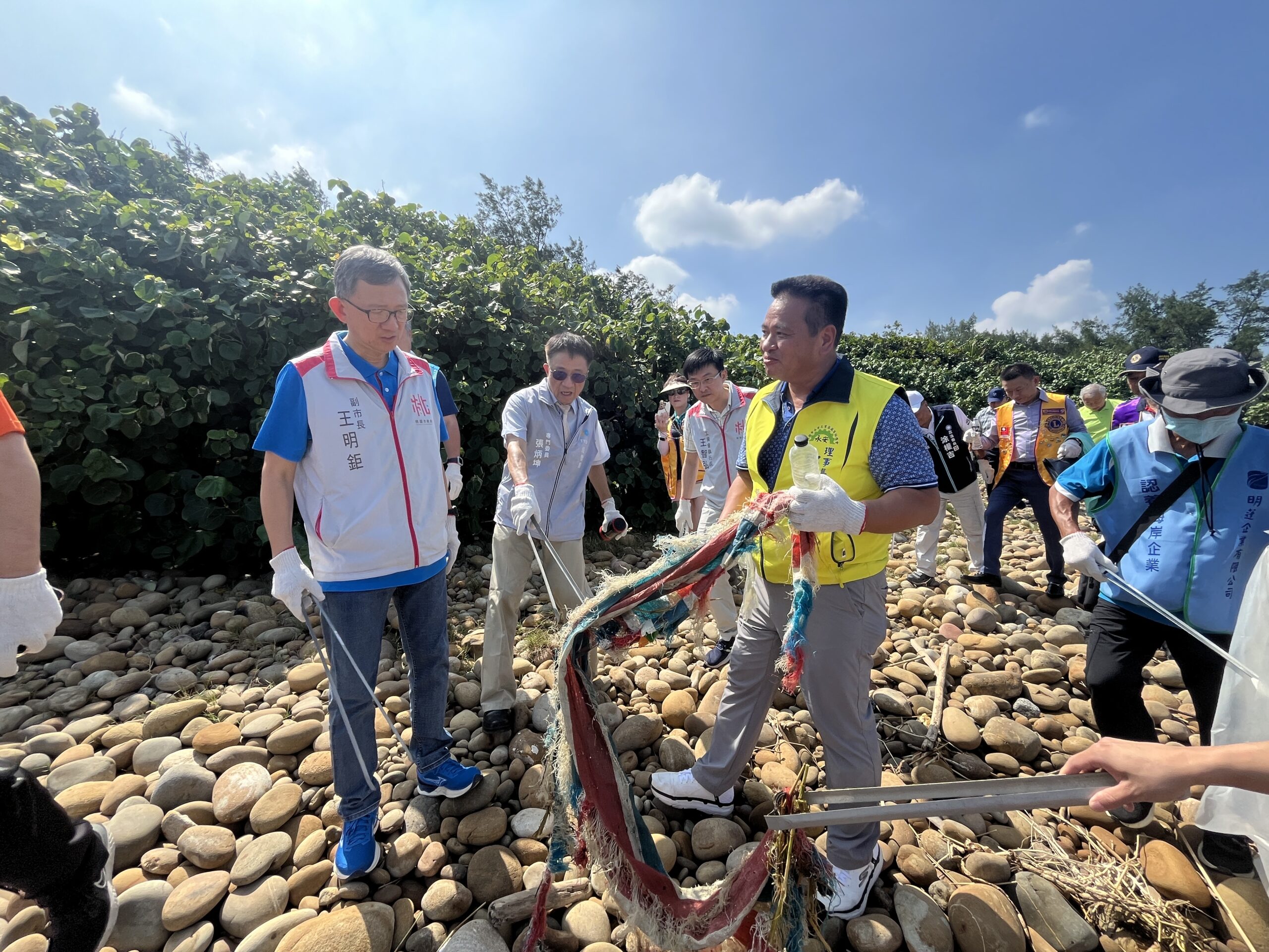 出席淨灘活動守護海岸風光 王明鉅:將打造最亮眼的濱海觀光廊帶 73DC6337 DB9C 404E 80EE 600911FA9A93 scaled