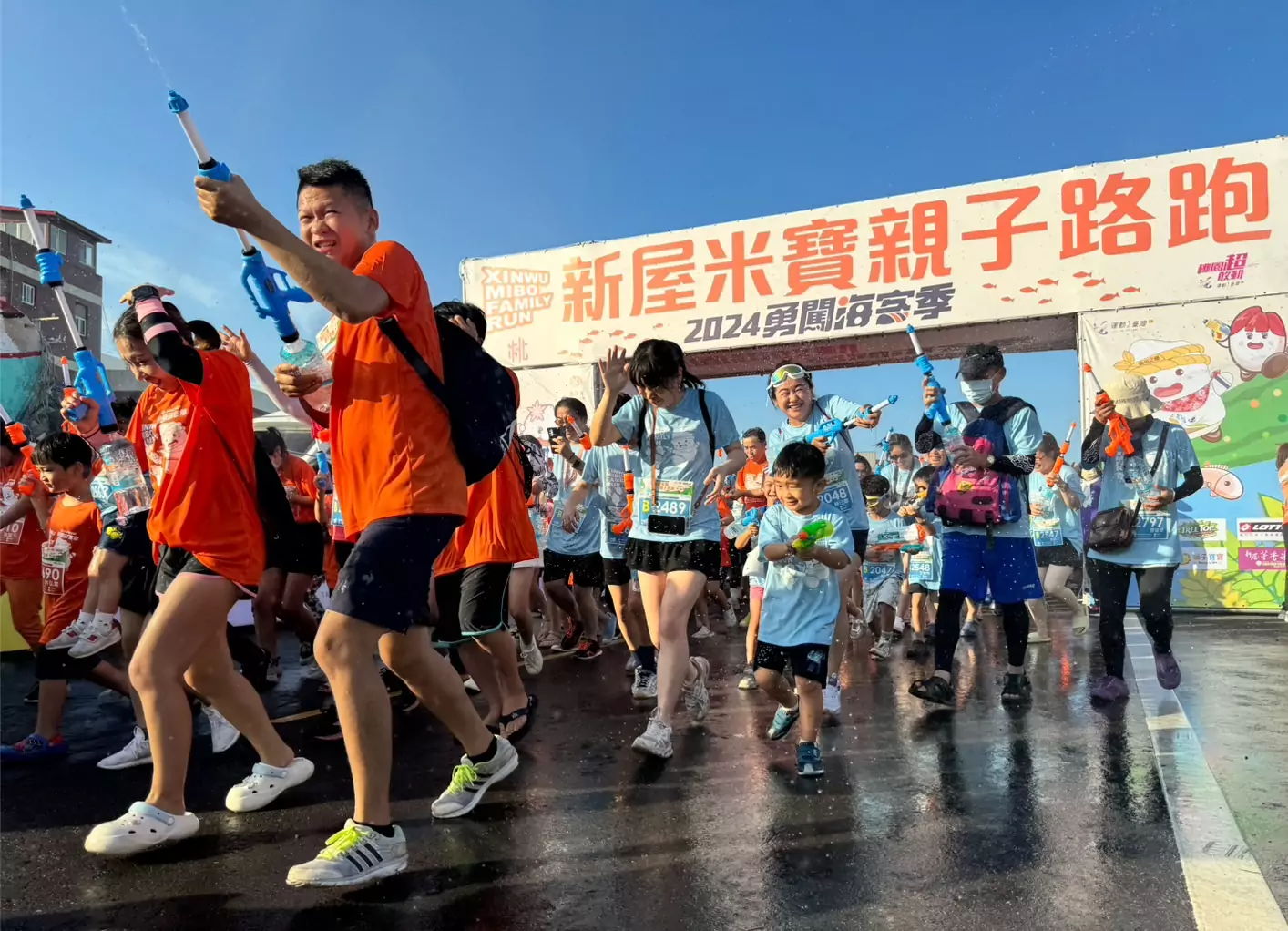 2024海客季近3千人熱情響應 蘇俊賓與民眾打水仗同樂 2024海客季近3千人熱情響應 蘇俊賓與民眾打水仗同樂