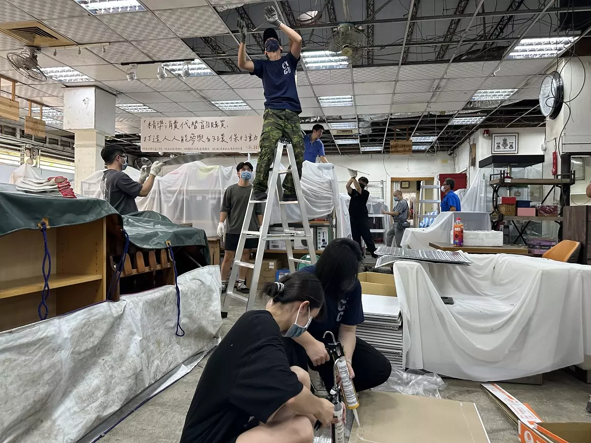 中原大學深耕社區推動地方再造 巧手裝修為二手店「降溫」 中原大學深耕社區推動地方再造 巧手裝修為二手店「降溫」