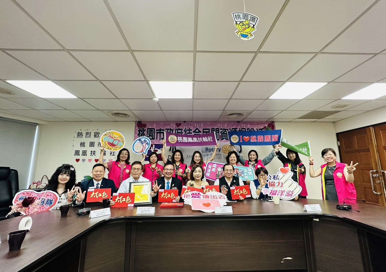 桃園鳳凰扶輪社捐24萬就學獎勵金 開學前夕溫暖弱勢學子 894156
