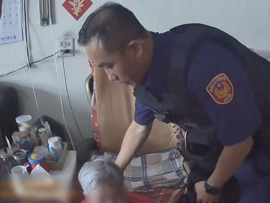 8旬婦在家跌倒無法起身 9旬老伴急向壢警求助 8 副本 1 1