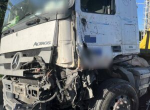 【有片】國1大貨車、半聯結車碰撞 3隻小豬車道上趴趴走