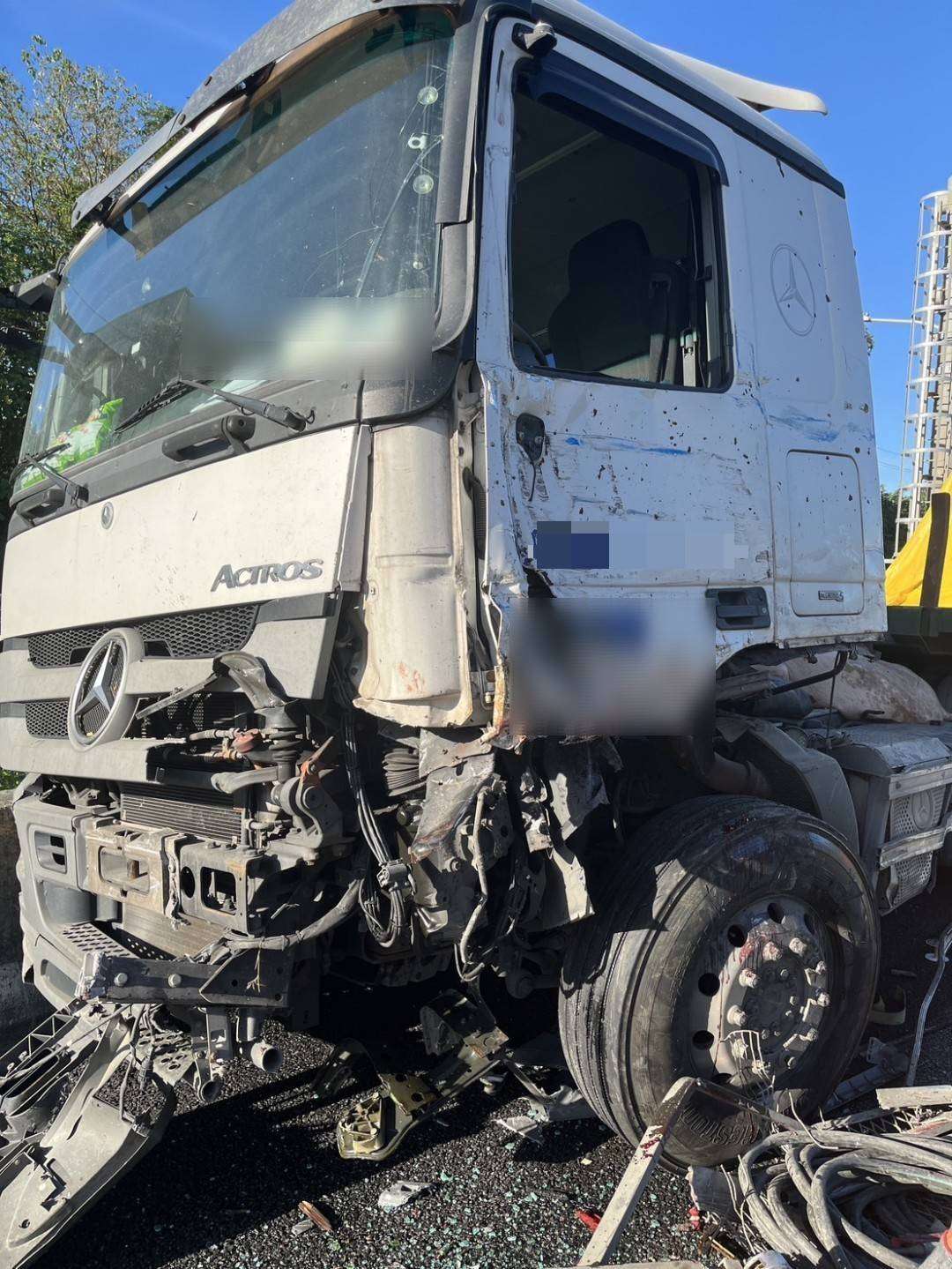 【有片】國1大貨車、半聯結車碰撞 3隻小豬車道上趴趴走 923454