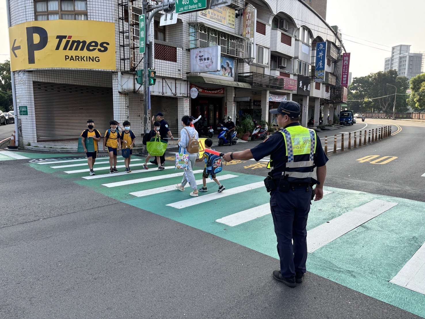 龍警攜手義交、校園導護人員 守護學子上放學安全 S 11371231 0