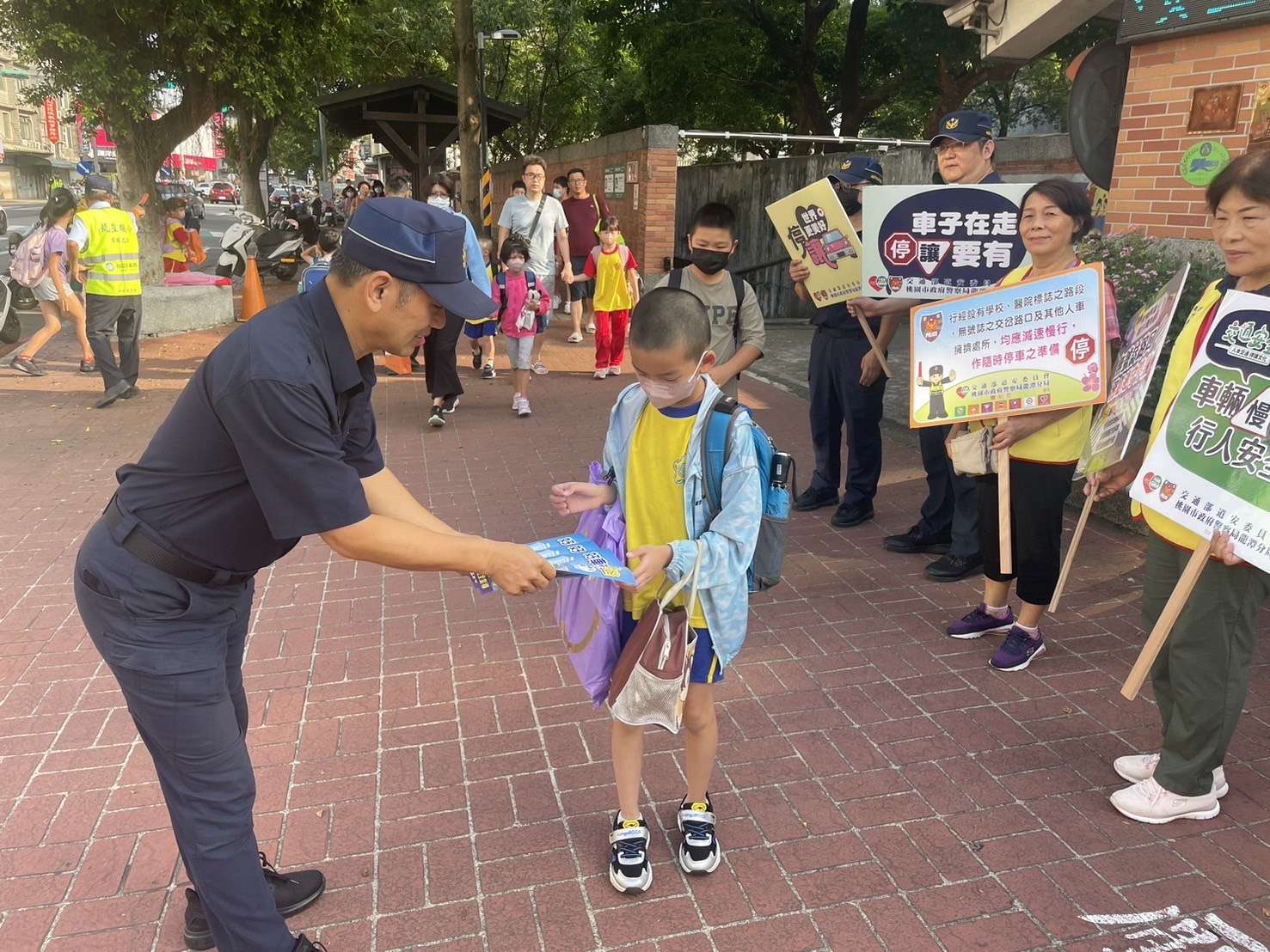 龍警攜手義交、校園導護人員 守護學子上放學安全 S 11371233 0