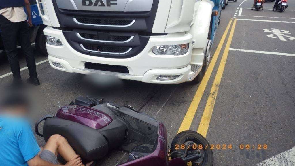 【有片】機車騎士違規跨黃線迴轉 遭大貨車擦撞險捲輪下 S 20103196 0
