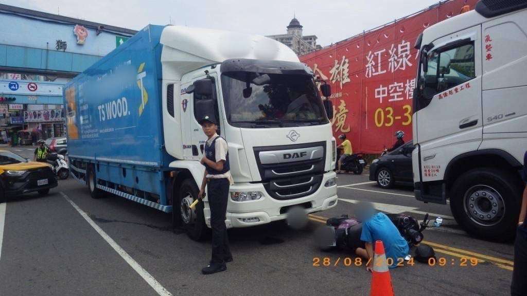 【有片】機車騎士違規跨黃線迴轉 遭大貨車擦撞險捲輪下