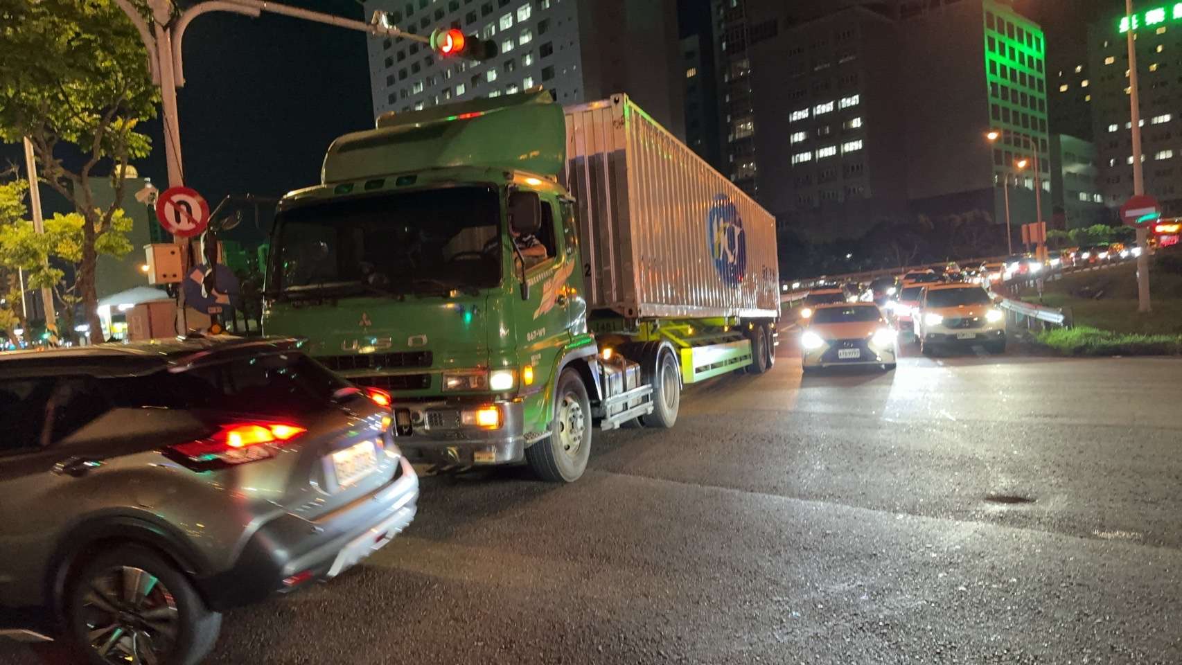 桃園南崁交流道匝道口1原因大塞車 蘆竹警實施調撥車道 S 30400516