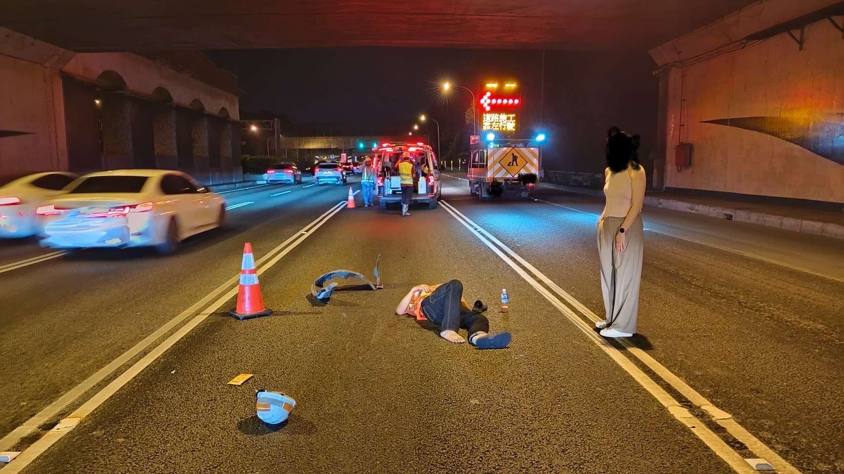 【有片】女駕駛國道上「越開越偏」施工人員遭撞痛苦倒地 S 32628762 0