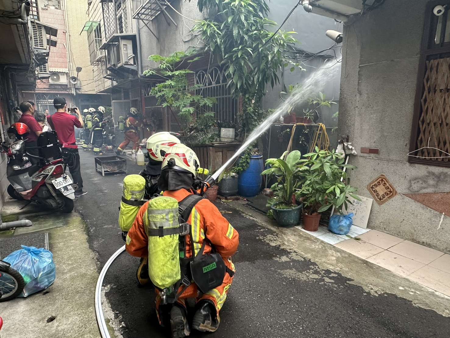 桃消第二大隊前進市場逼真演練 結合「這物」強化救災效能 S 34750483