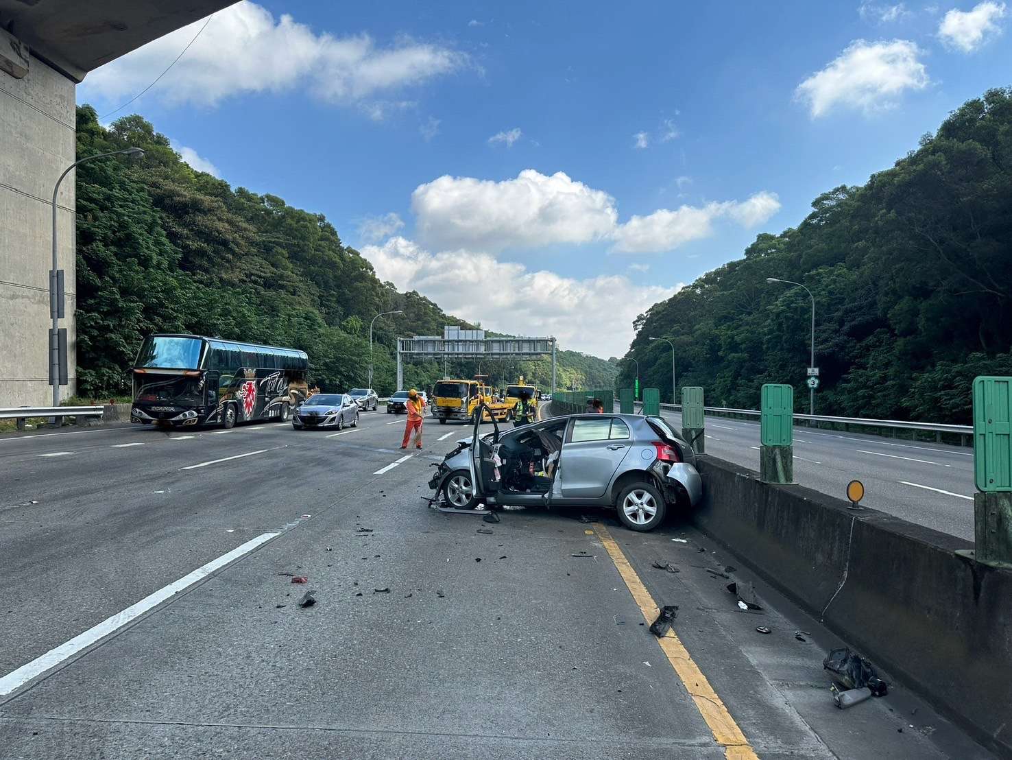 【有片】國3撿東西自撞護欄 車頭撞爛父女送醫 S 34947204 0