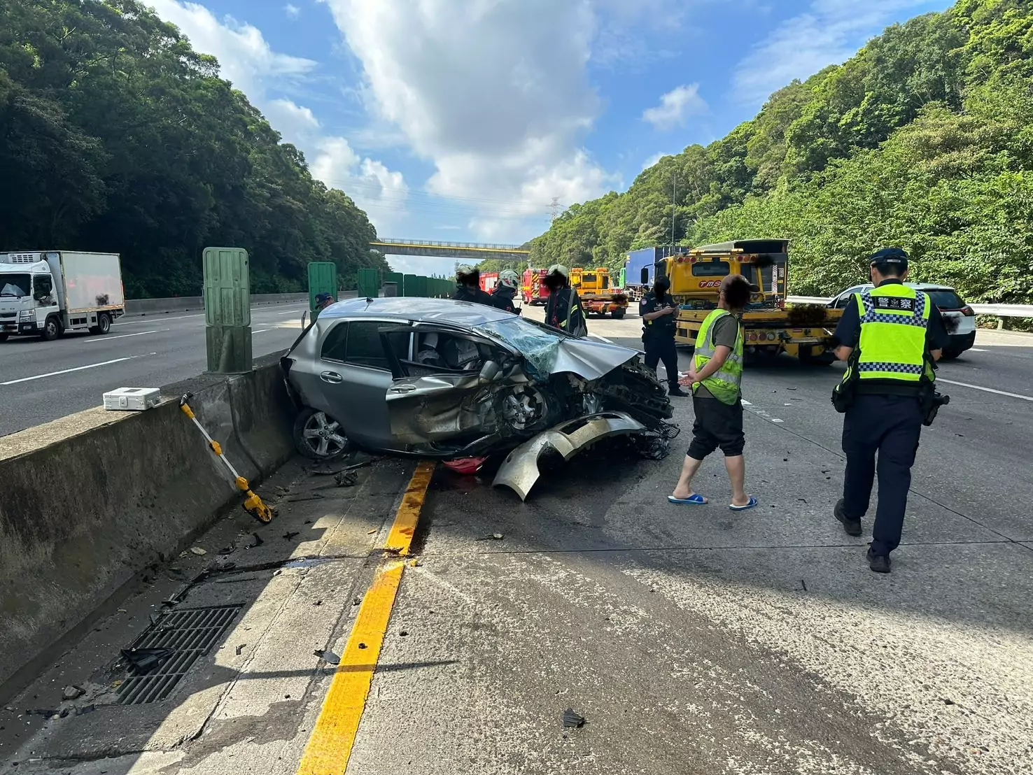 【有片】國3撿東西自撞護欄 車頭撞爛父女送醫 【有片】國3撿東西自撞護欄 車頭撞爛父女送醫