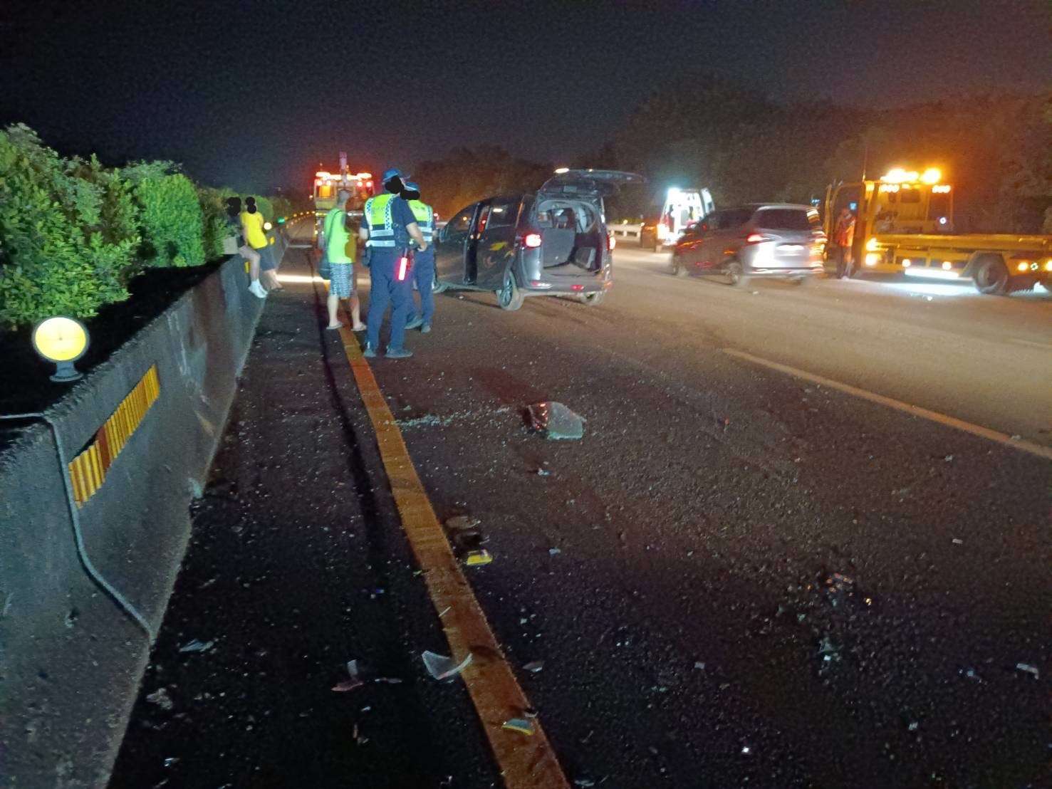 國3沿路狂灑砂石 害12車肇事受損4人送醫 S 35143721 0