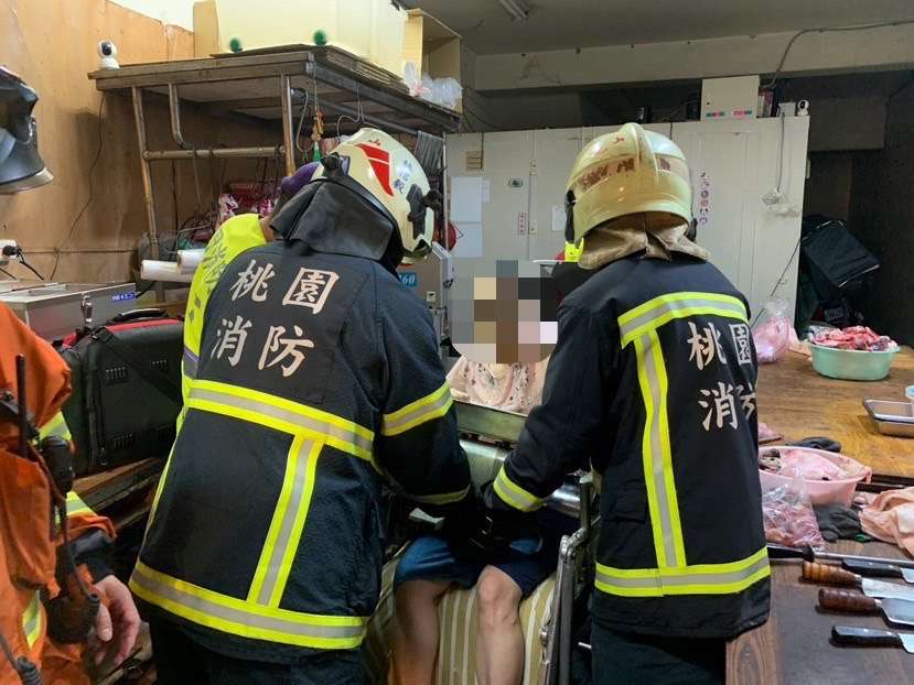 驚悚!龜山肉攤女員工手掌遭絞肉機「捲入」抱機器濺血送醫 S 35291159 0