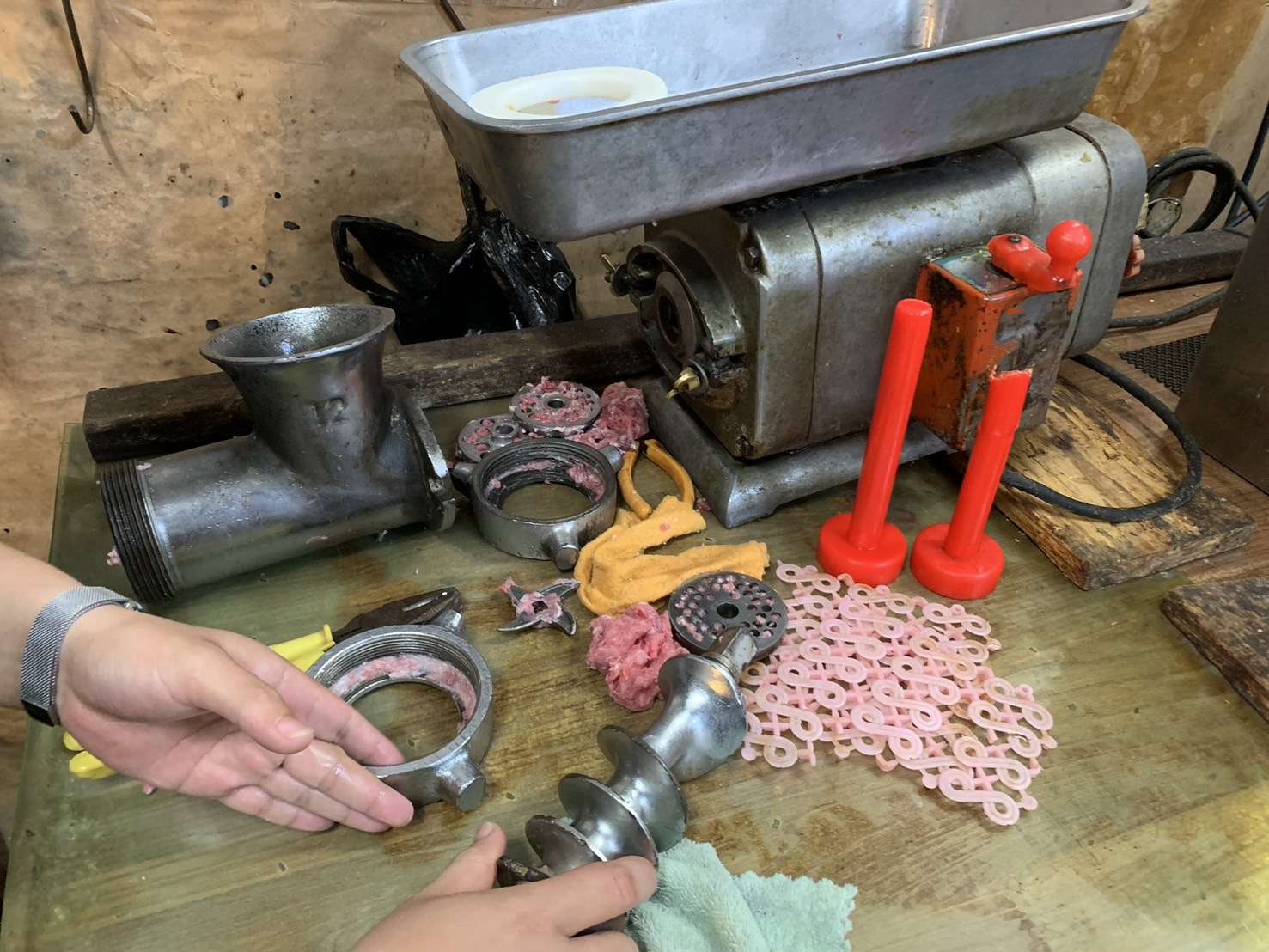 驚悚!龜山肉攤女員工手掌遭絞肉機「捲入」抱機器濺血送醫 S 35291160 0