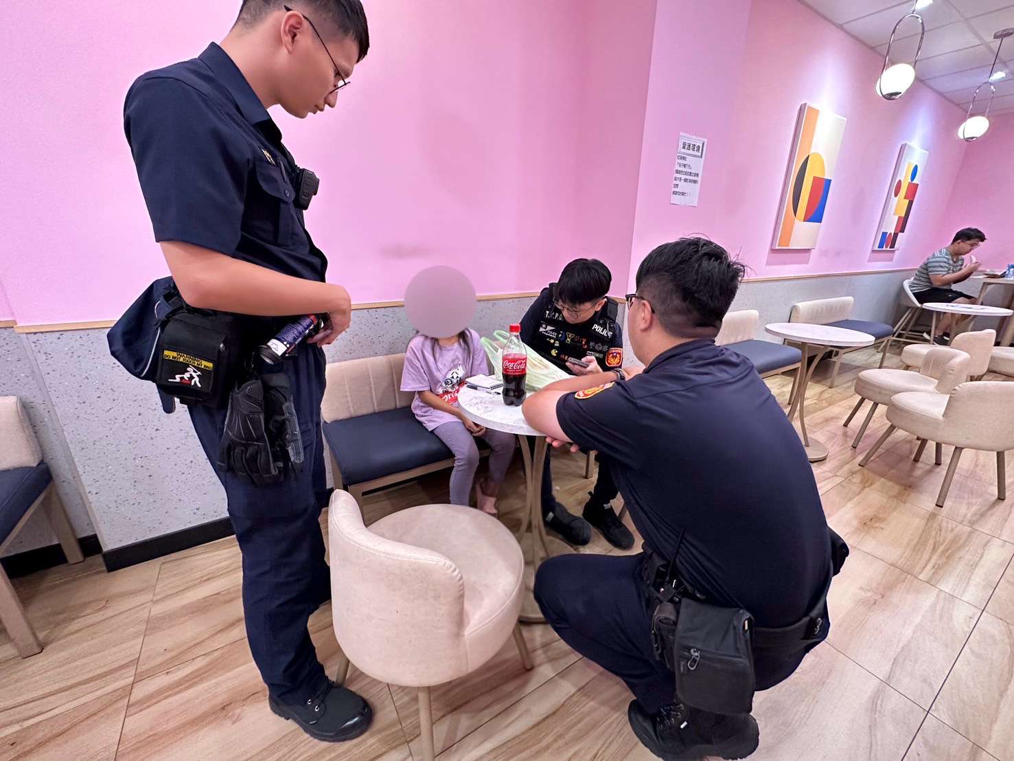 小小「網癮少女」夜遊超商 龜山警化身姐姐開導助返家 S 357974104
