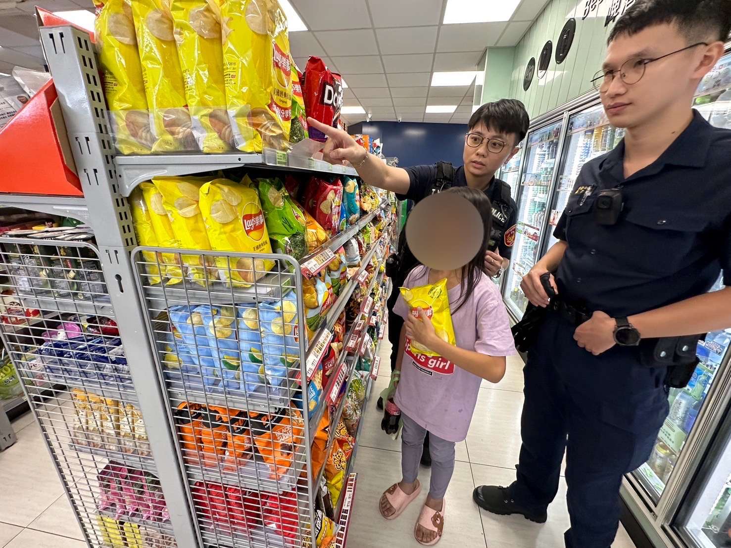 小小「網癮少女」夜遊超商 龜山警化身姐姐開導助返家 S 357982211