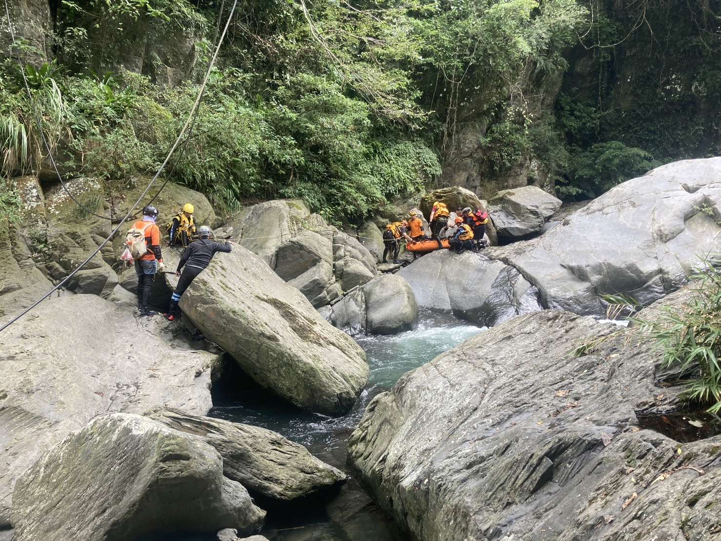 復興區女子溯溪受傷受困 消防隊3小時成功救援 S 46227464 0