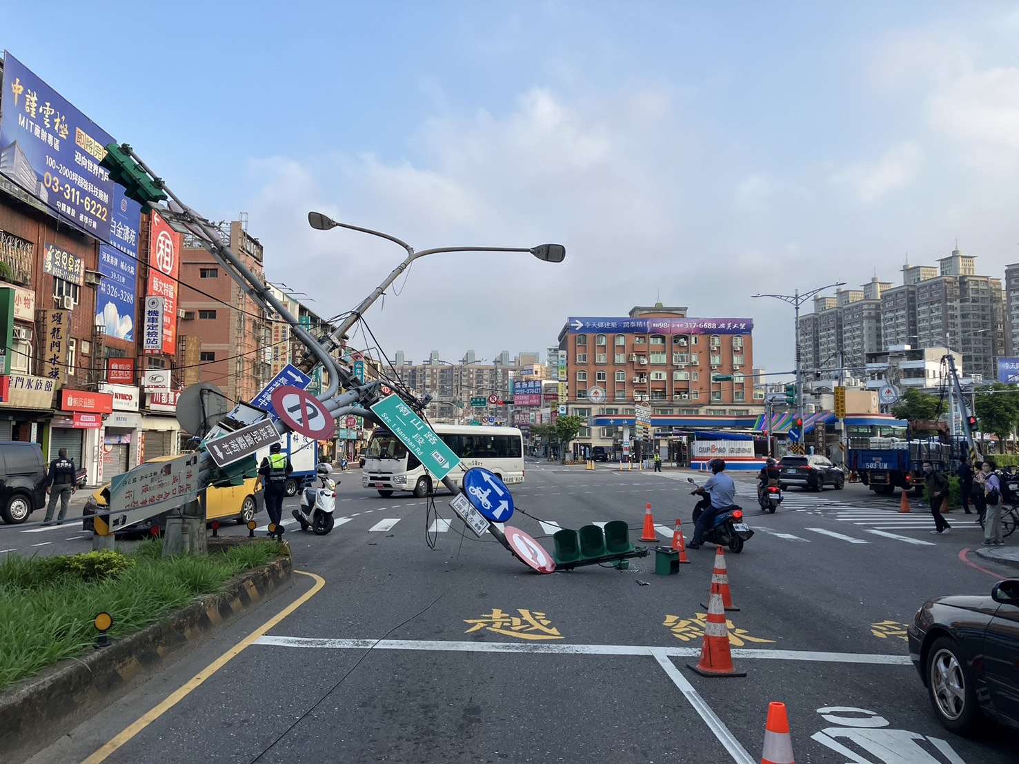 大貨車勾倒路燈、紅綠燈 蘆竹警籲民眾提前改道 S 54378505