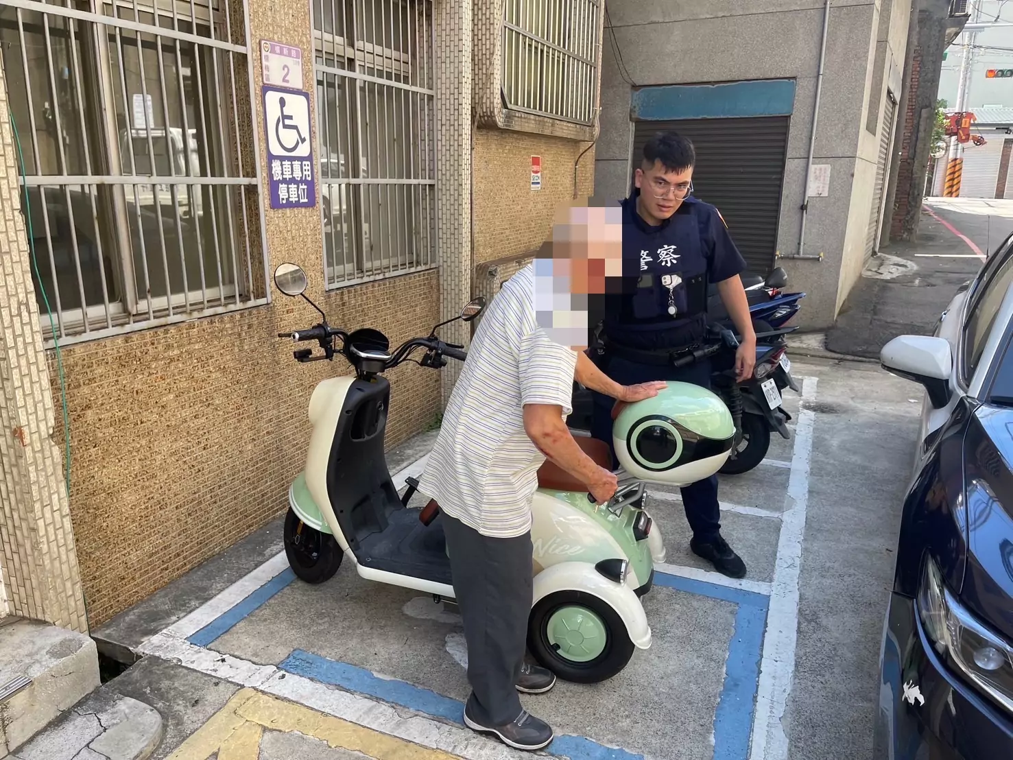 高齡翁騎三輪車熱昏頭自摔 楊梅警熱心救援送醫 S 66412562 0