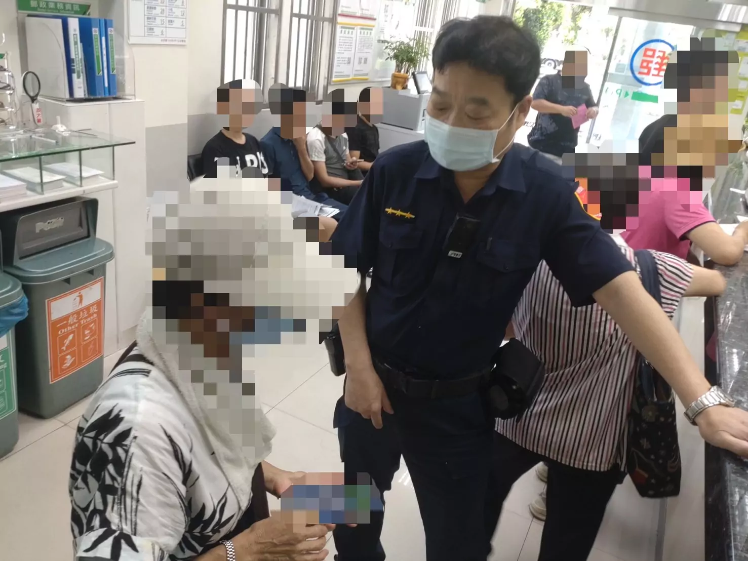 收包裹要付7萬運費?楊梅警急阻老婦匯款 收包裹要付7萬運費?楊梅警急阻老婦匯款