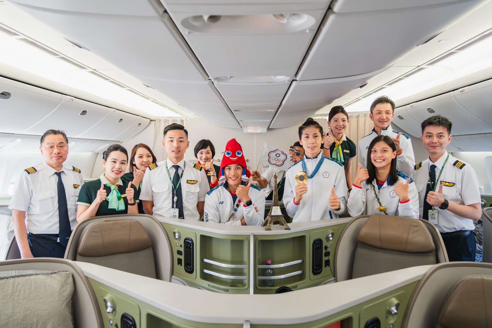 奧運英雄歡迎回家!長榮女機長感謝林郁婷讓世界看見台灣的驕傲 S 88965637