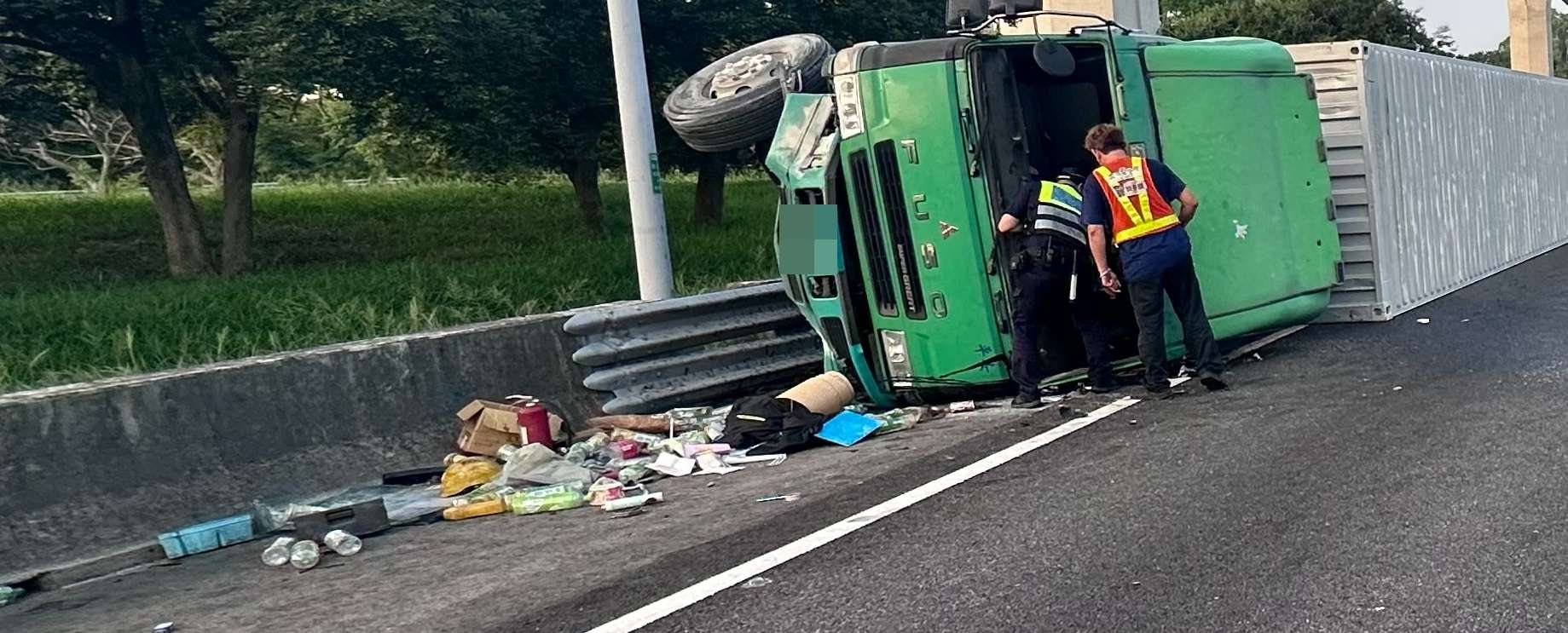 國1機場系統路段半聯結車翻覆 駕駛傷重不治