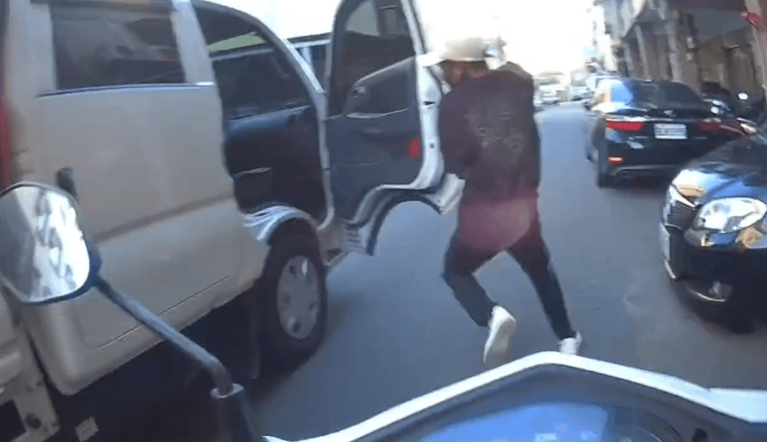 【有片】傻眼!失聯移工遇警拔腿逃 竟想上別人的車 dgrweqr