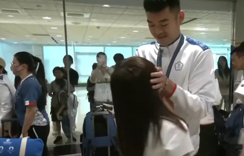 十元接機王齊麟放閃 甜喊驚喜禮物「就是我本人」