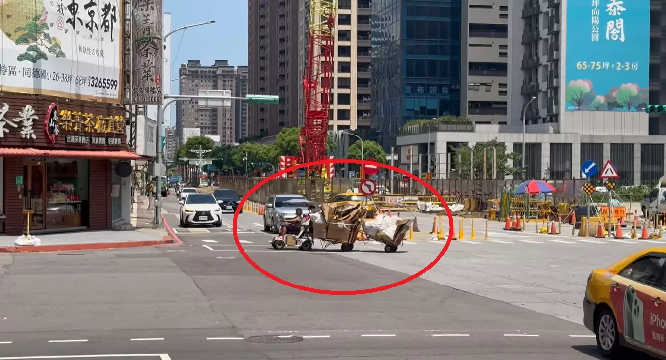 講不聽!桃園回收嬤馬路上「開火車」 車廂縮短成2節 f44gfgg
