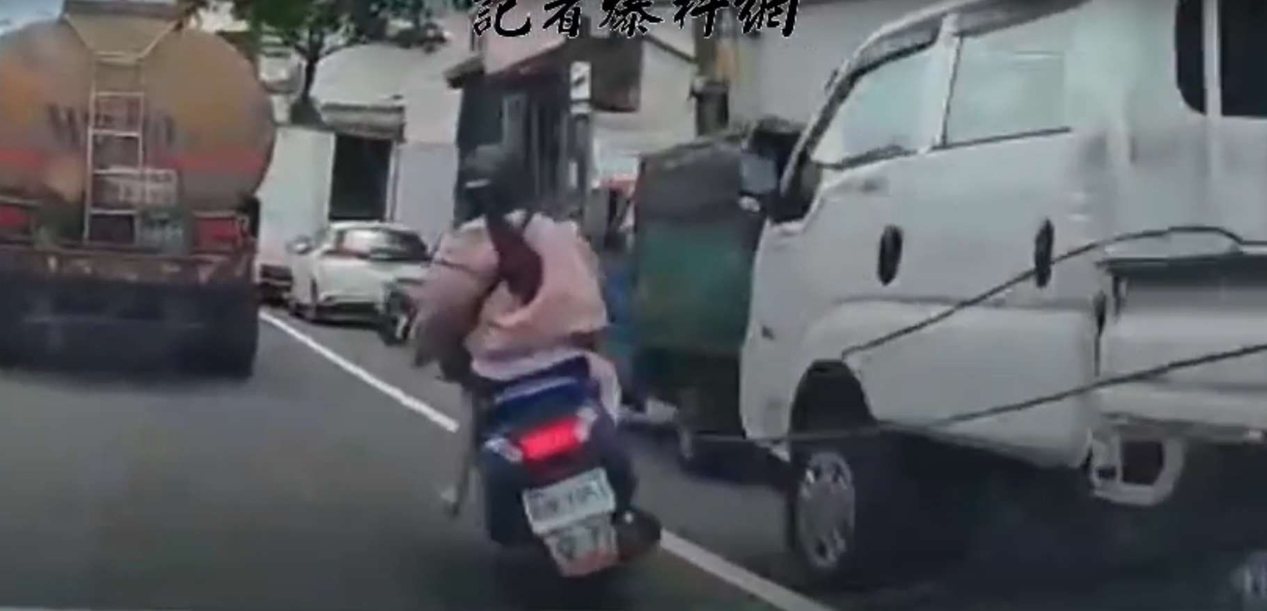 恐怖!他拋貨車繩索 套中女騎士險釀憾事 gewfw6
