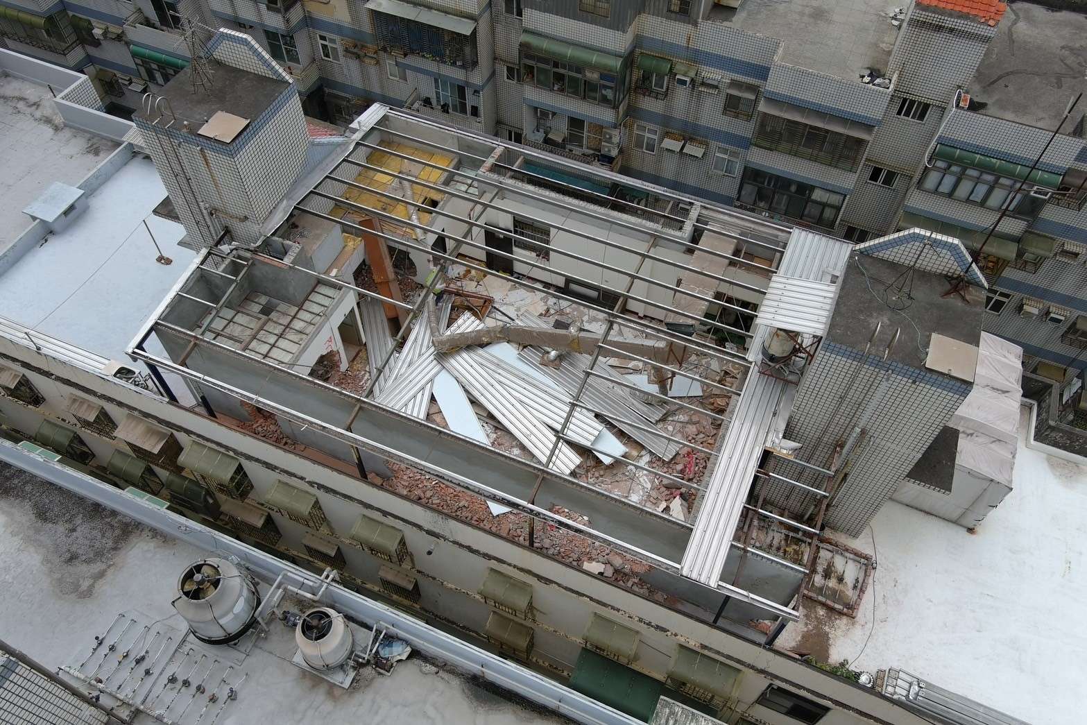 頂樓加蓋套房屋主罰不怕 桃園建管處出手拆除 gwf4f4