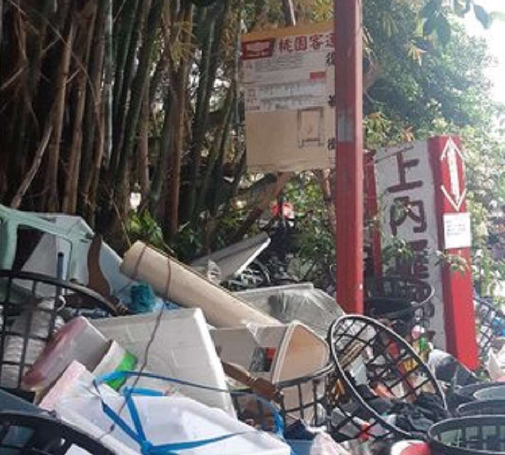 中壢這處公車站牌被回收物「埋起來」 8/12起遷移