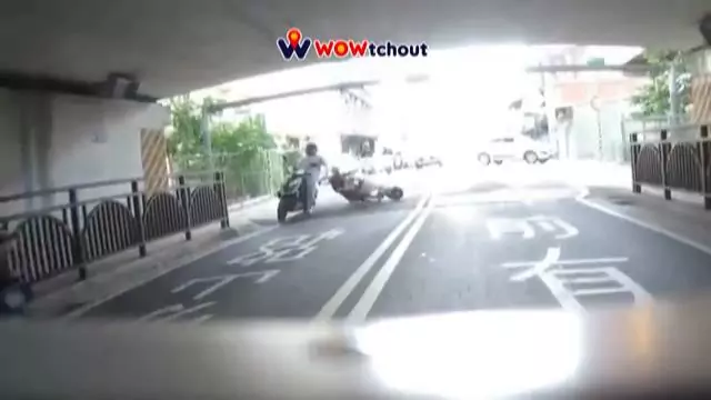 【有片】扯!男沒戴安全帽鬼切 害騎士擦撞倒地還肇逃 【有片】扯!男沒戴安全帽鬼切 害騎士擦撞倒地還肇逃