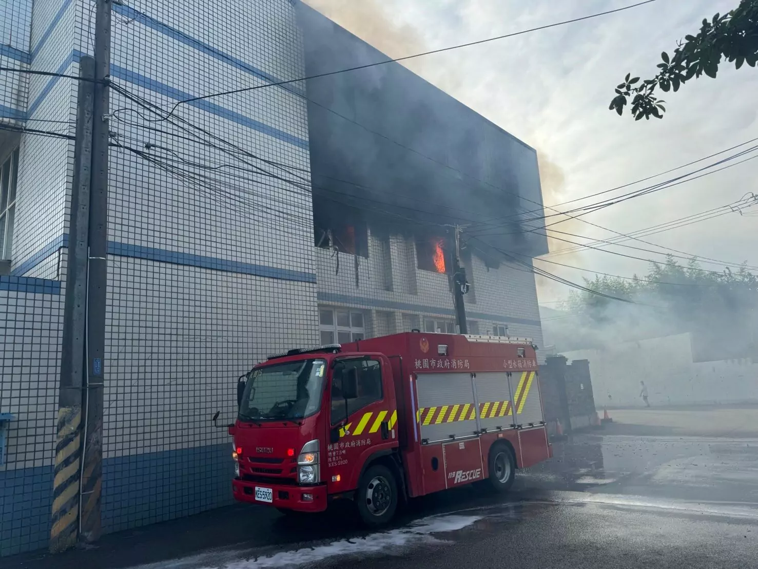 大園油墨工廠清晨惡火肆虐 51名消防員緊急灌救 大園油墨工廠清晨惡火肆虐 51名消防員緊急灌救