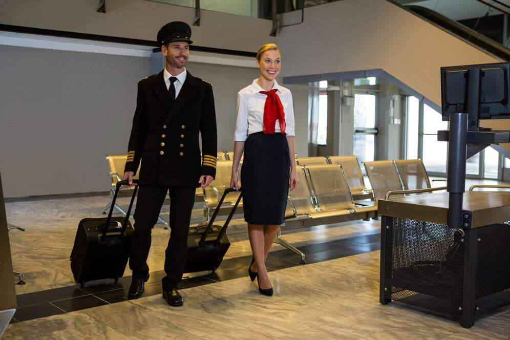 人權會認證強制空姐穿裙裝涉歧視 桃園空服員工會籲航空公司改善 pilot air hostess walking with their trolley bags 107420 85067