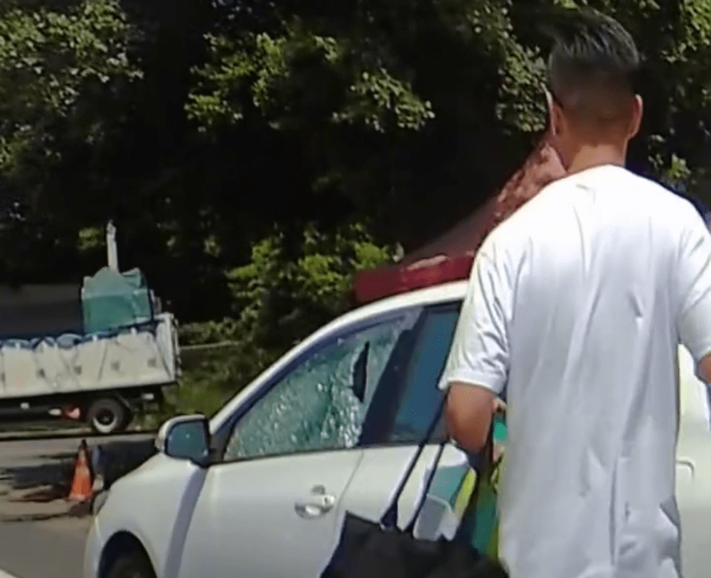 詭異!男不明原因拿石頭砸車 自小客車窗碎裂 vlcsnap 2024 08 03 11h10m55s457
