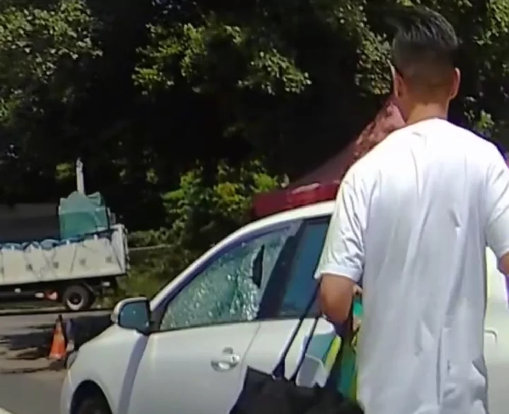 詭異!男不明原因拿石頭砸車 自小客車窗碎裂 vlcsnap 2024 08 03 11h10m55s457