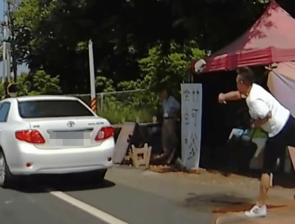 詭異!男不明原因拿石頭砸車 自小客車窗碎裂 vlcsnap 2024 08 03 11h11m19s600